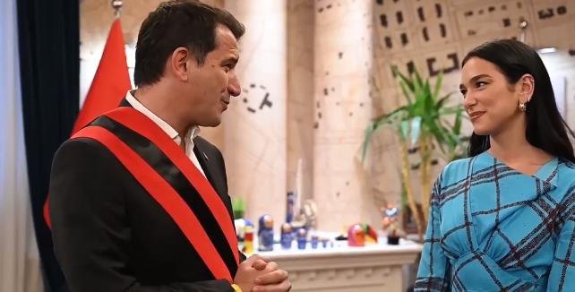 Muli i xhindosur me Dua Lipën që pranoi pasaportën e Shqipërisë Muli i xhindosur me Dua Lipën që pranoi pasaportën e Shqipërisë