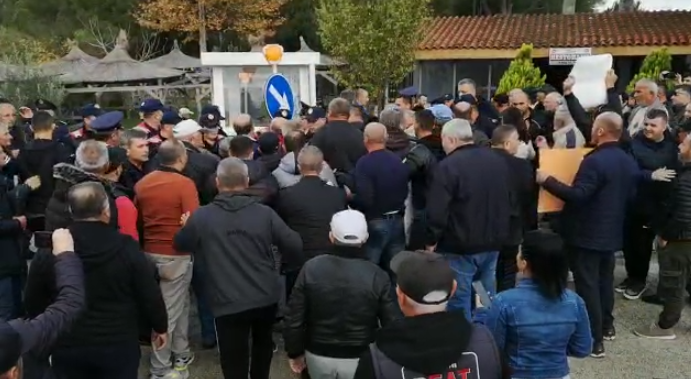 Muli përgëzon banorët e Divjakës që thyen trarin si në Kukës Muli përgëzon banorët e Divjakës që thyen trarin si në Kukës