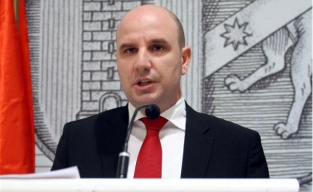 Çmendet Dritan Agolli i FSHZH, 800 mijë euro tender për të ecur në natyrë. A do ta fitojë djali i tij? Çmendet Dritan Agolli i FSHZH, 800 mijë euro tender për të ecur në natyrë. A do ta fitojë djali i tij?