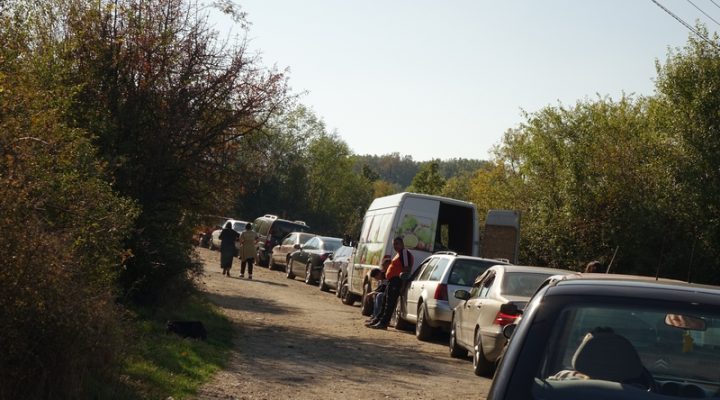 Radhë njerëzish për të takuar një grua, ka fuqi shëruese