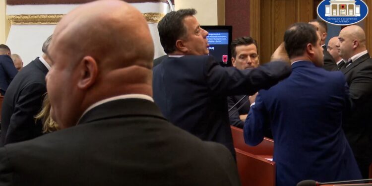 Tension në Kuvend: Si e marrin fjalën me dhunë si në xhungël deputetët “Saliarë”?! Tension në Kuvend: Si e marrin fjalën me dhunë si në xhungël deputetët “Saliarë”?!