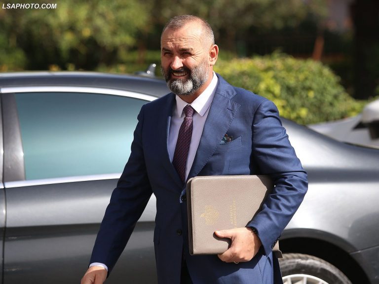 Nepotizmi një krim i rëndë zyrtarë pa dënim! Dibranët drejt Anglisë prej varfërisë: Ulsi Manja gjithë farefisin në administratën shtetërore Nepotizmi një krim i rëndë zyrtarë pa dënim! Dibranët drejt Anglisë prej varfërisë: Ulsi Manja gjithë farefisin në administratën shtetërore