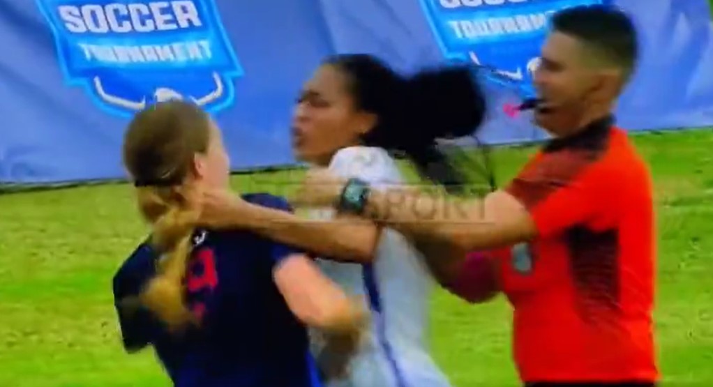 VIDEO/ Plas grushti në futbollin e femrave, jo vetëm meshkujt shkaktojnë trazira VIDEO/ Plas grushti në futbollin e femrave, jo vetëm meshkujt shkaktojnë trazira