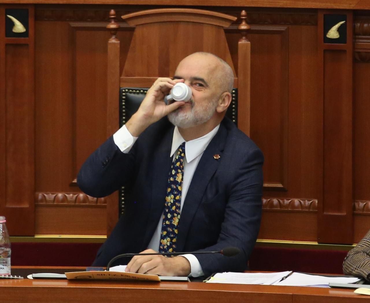 Berisha-Basha grinden për Portin e Durrësit, Rama shijon kafenë në Parlament Berisha-Basha grinden për Portin e Durrësit, Rama shijon kafenë në Parlament