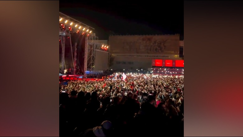 VIDEO/ Sfidohet i ftohti në 110 vjetorin e pavarësisë: Festa kulmon në shesh me koncertin e Dua Lipa! Qytetarët këndojnë në kor ‘kuqezi’ me Elvana Gjatën VIDEO/ Sfidohet i ftohti në 110 vjetorin e pavarësisë: Festa kulmon në shesh me koncertin e Dua Lipa! Qytetarët këndojnë në kor ‘kuqezi’ me Elvana Gjatën