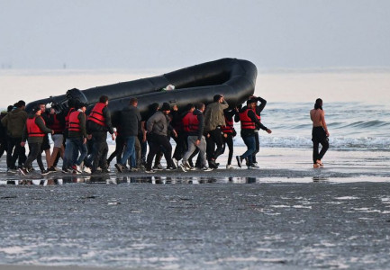 972 persona me 22 varka kaluan La Manshin vetëm të shtunën. Shqiptarët përleshen me policinë franceze për shkatërrimin e gomoneve! /SHIFRAT 972 persona me 22 varka kaluan La Manshin vetëm të shtunën. Shqiptarët përleshen me policinë franceze për shkatërrimin e gomoneve! /SHIFRAT