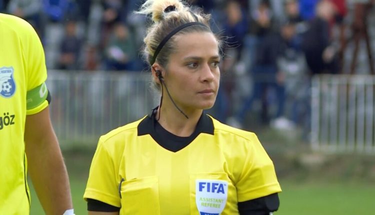 “Bilbilat“ italianë do të jenë nën mbikëqyrjen e Sokol Jarecit në Champions, një femër shqiptare arbitron në Europë “Bilbilat“ italianë do të jenë nën mbikëqyrjen e Sokol Jarecit në Champions, një femër shqiptare arbitron në Europë