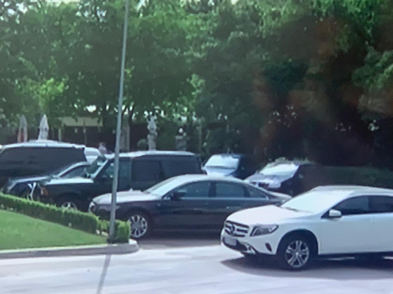 Protestuan për varfërinë?! Ndjeksit në këmbë këpucgrisur,  udhëheqja me makina që vlejnë sa një apartament  Q7, Land Rover, BMW dhe Benz (Foto)