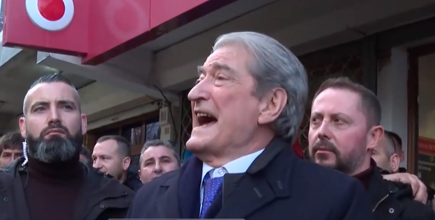 Berishës ia nxjerr Rama njerëzit në protesta?! Deklarata e fortë e ish-deputetit: Ku i gjen paratë “Foltorja”? Berishës ia nxjerr Rama njerëzit në protesta?! Deklarata e fortë e ish-deputetit: Ku i gjen paratë “Foltorja”?