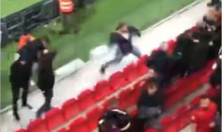 VIDEO/ E pabesueshme por e vërtetë! Miqësorja Shqipëri-Itali nis me sherr, tifozët shqiptarë përleshen me italianët VIDEO/ E pabesueshme por e vërtetë! Miqësorja Shqipëri-Itali nis me sherr, tifozët shqiptarë përleshen me italianët