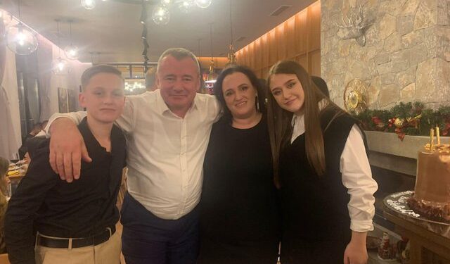 Pa babain e vëllain kur i mori rrjedha e ujit, dedikim i dhimbshëm i vajzës: Zoti na ka tha zemrat, shpirti juaj pushoftë në paqe babi dhe vllau jem! Pa babain e vëllain kur i mori rrjedha e ujit, dedikim i dhimbshëm i vajzës: Zoti na ka tha zemrat, shpirti juaj pushoftë në paqe babi dhe vllau jem!