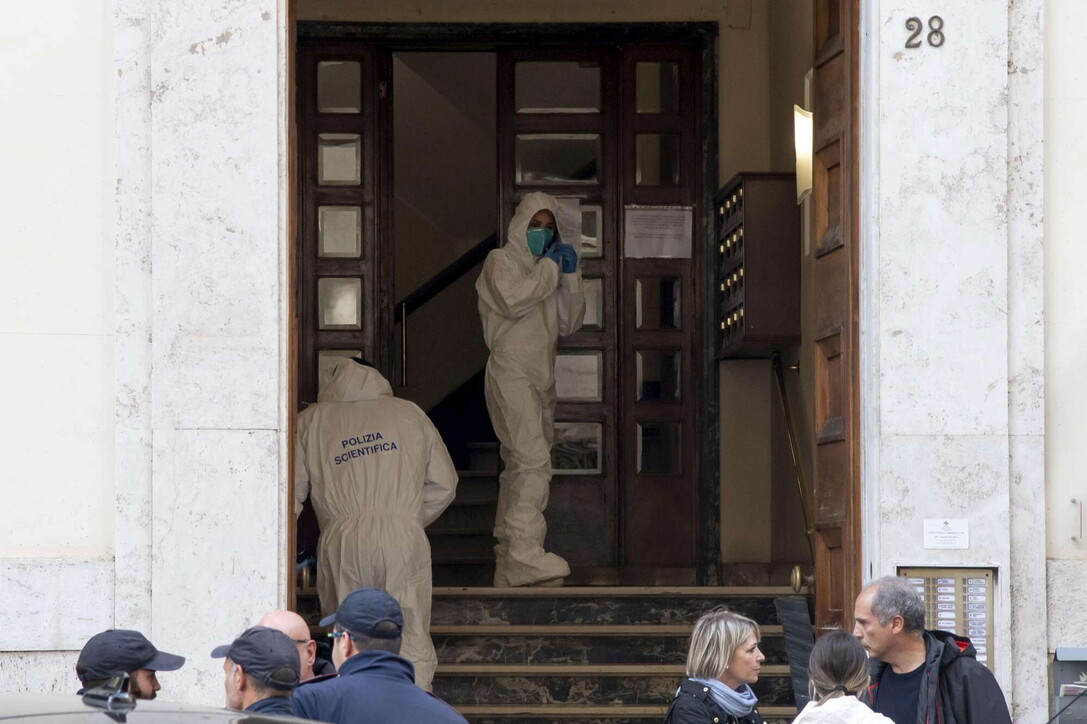 Thriller në Romë! Gjueti për vrasësin e tre prostitutave: Njëra u qëllua me armë gjatë një akti… Në apartamente kamera sigurie të fshehura Thriller në Romë! Gjueti për vrasësin e tre prostitutave: Njëra u qëllua me armë gjatë një akti… Në apartamente kamera sigurie të fshehura