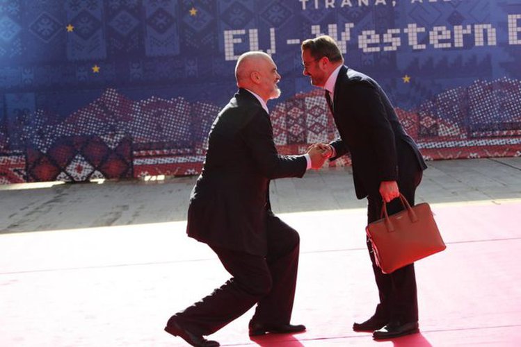 Rama i ulet në gjunjë kryeministrit “xhuxh” të Luksemburgut (Foto) Rama i ulet në gjunjë kryeministrit “xhuxh” të Luksemburgut (Foto)