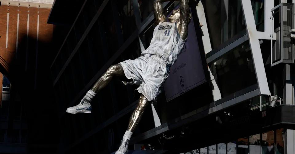 Gjermani më i suksesshëm në NBA nderohet maksimalisht, statujë madhështore në Amerikë Gjermani më i suksesshëm në NBA nderohet maksimalisht, statujë madhështore në Amerikë