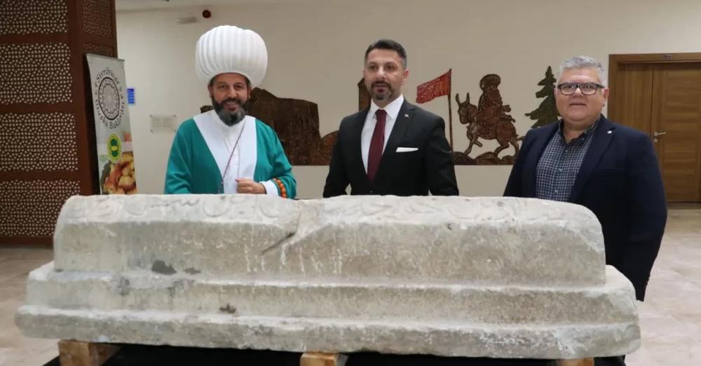 Zbulimi i bujshëm në Turqi: Nastradini nuk është legjend! Gjendet sarkofagu i tij prej mermeri 738-vjeçar Zbulimi i bujshëm në Turqi: Nastradini nuk është legjend! Gjendet sarkofagu i tij prej mermeri 738-vjeçar