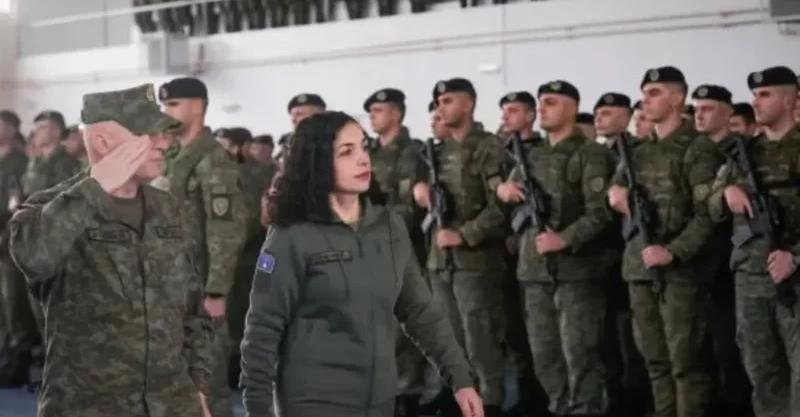 Një kopje e Zelenskyt, Vjosa Osmani sqaron arsyen pse u shfaq me veshje ushtarake para mediave në veri Një kopje e Zelenskyt, Vjosa Osmani sqaron arsyen pse u shfaq me veshje ushtarake para mediave në veri