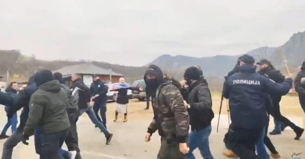 Tension në kufirin serb me Kosovën: KFOR vendoset në Jarinjë Tension në kufirin serb me Kosovën: KFOR vendoset në Jarinjë