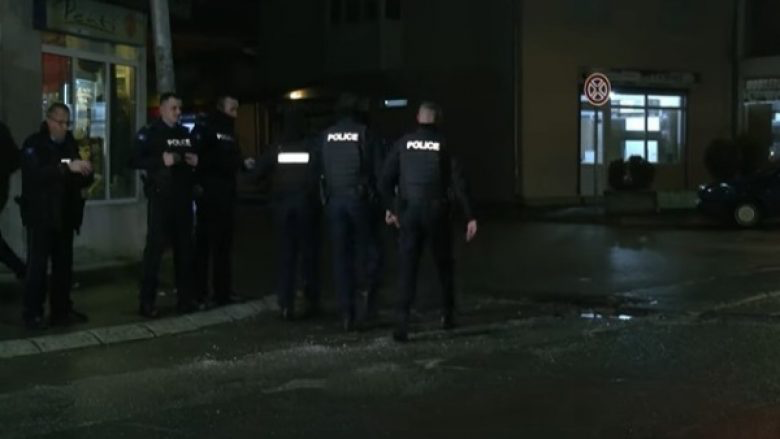 Sulmohet me armë zjarri policia e Kosovës në Zveçan, plagoset një polic. Autorët shkatërruan dhe… Sulmohet me armë zjarri policia e Kosovës në Zveçan, plagoset një polic. Autorët shkatërruan dhe…
