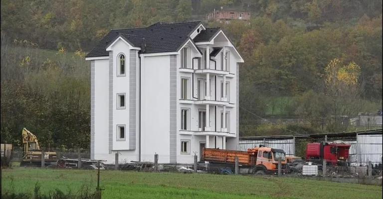 Luks përrallor! Ja cili është fshati shqiptar i ndërtuar plotësisht nga ‘Çunat e Londres’ Luks përrallor! Ja cili është fshati shqiptar i ndërtuar plotësisht nga ‘Çunat e Londres’