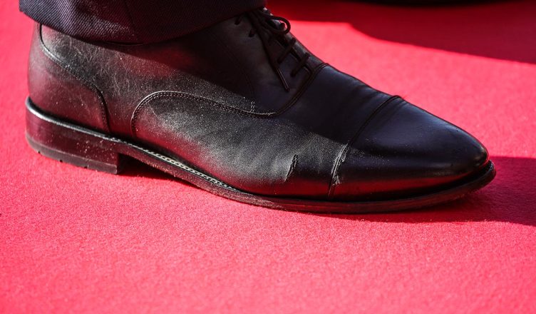 Kryeministri me këpucë të grisura në Samit! Fotografi i njohur zbulon emrin Kryeministri me këpucë të grisura në Samit! Fotografi i njohur zbulon emrin