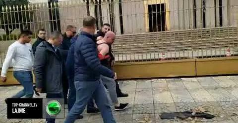 Pas komisariatit të mbrojtjes së votës që vrau mjekun Xhuvani SHQUP krijon komisariatin e mbrojtjes së Saliut që “shpëtoi” agresorin e tij Pas komisariatit të mbrojtjes së votës që vrau mjekun Xhuvani SHQUP krijon komisariatin e mbrojtjes së Saliut që “shpëtoi” agresorin e tij