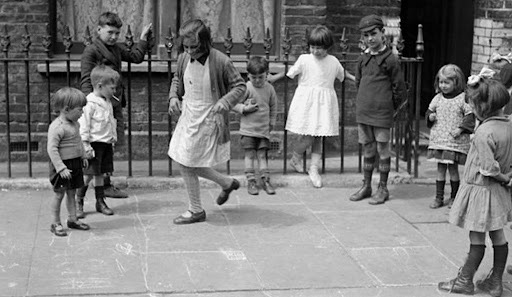 Dy kohë , dy jetë, dy fëmijëri ndryshe! Kur ishit më të lumtur ju që i keni jetuar socializmin dhe kapitalizmin?! Dy kohë , dy jetë, dy fëmijëri ndryshe! Kur ishit më të lumtur ju që i keni jetuar socializmin dhe kapitalizmin?!