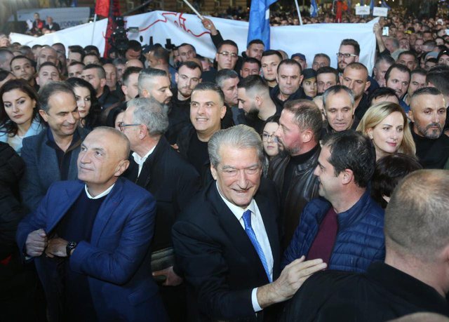 Ilir Metës i “dhemb” grushti më shumë se Berishës, egërsohet: Saliun e goditën strukturat kriminale të Ramës…Do ta zhdukim si Millosheviçin Ilir Metës i “dhemb” grushti më shumë se Berishës, egërsohet: Saliun e goditën strukturat kriminale të Ramës…Do ta zhdukim si Millosheviçin