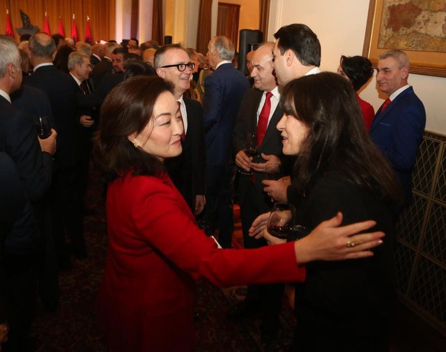 Çudi! Iranianët dhe Berisha, njësoj të gëzuar për largimin e Yuri Kim: A është Homland Justice “qytetari dixhital” i Berishës? Çudi! Iranianët dhe Berisha, njësoj të gëzuar për largimin e Yuri Kim: A është Homland Justice “qytetari dixhital” i Berishës?