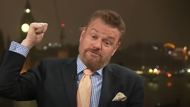 VIDEO/ Gazetari britanik shpërthen ndaj shqiptarëve që festuan ditën e Pavarësisë në Londër: Ikën nga vendi i tyre vetëm me rrobat e trupit, sot po ngasin ‘Mercedes’