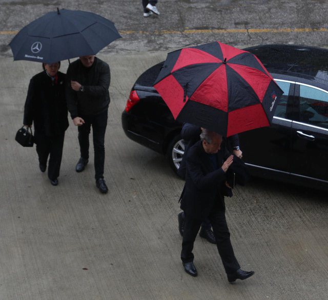 Primaret e “non gratës” në hall për votues: Sala nxjerr dhe Lilin në mes të shiut për të votuar (Foto) Primaret e “non gratës” në hall për votues: Sala nxjerr dhe Lilin në mes të shiut për të votuar (Foto)