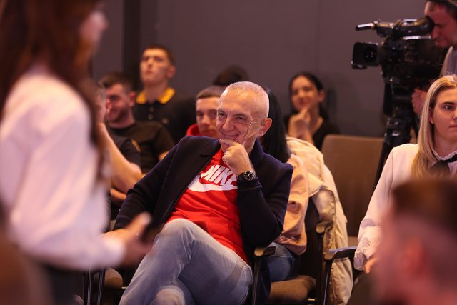 Mbajeni larg këtë “pedofil politik” nga të rinjtë! Mbajeni larg këtë “pedofil politik” nga të rinjtë!