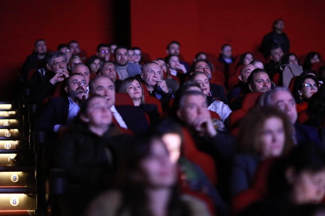 Meta tradhton Berishën sërish, i shkon për qokë “armikut” por si “hallexhi” në fund të sallës Meta tradhton Berishën sërish, i shkon për qokë “armikut” por si “hallexhi” në fund të sallës