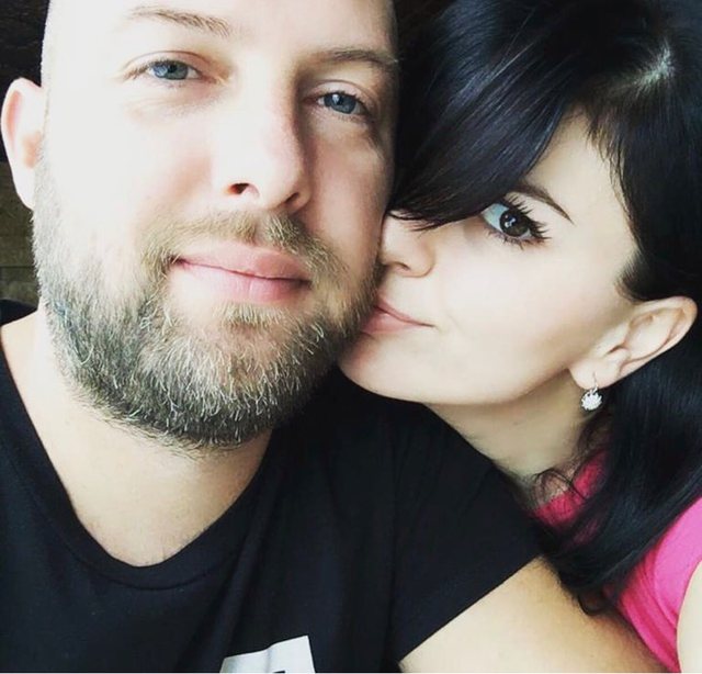 Ish burri kërkon të fusë në burg Rudina Dembacajn, falsifikoi letrat duke u larguar me fëmijët jashtë vendit, po tentohet mbyllja e dosjes nga Frroku Ish burri kërkon të fusë në burg Rudina Dembacajn, falsifikoi letrat duke u larguar me fëmijët jashtë vendit, po tentohet mbyllja e dosjes nga Frroku