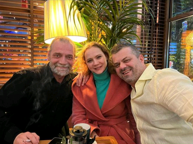 Me dajën dhe motrën në tavolinë, Derhemi lajmëron rikthimin e “Njerëz dhe Fate”? Aktori: Është ok… Me dajën dhe motrën në tavolinë, Derhemi lajmëron rikthimin e “Njerëz dhe Fate”? Aktori: Është ok…