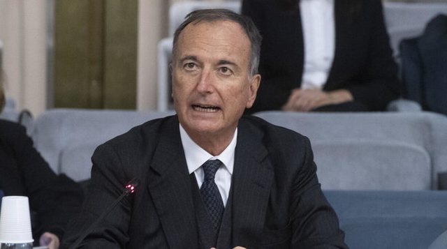 Lajm i zi trishton politikën italiane! Kryetar i Këshillit të Shtetit dhe ish-ministri i Jashtëm ndahet nga jeta në prag Krishtlindjesh në moshë të re Lajm i zi trishton politikën italiane! Kryetar i Këshillit të Shtetit dhe ish-ministri i Jashtëm ndahet nga jeta në prag Krishtlindjesh në moshë të re