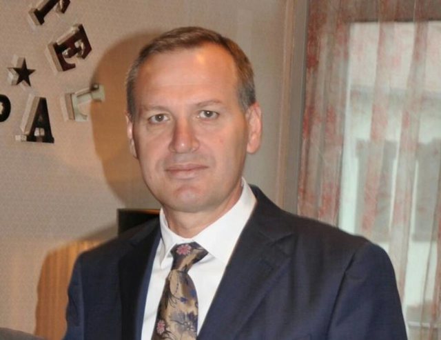 Partia e Lirisë sa partia e Doshit, me tre deputet! Agron Çela “tradhton” Ilir Metën, drejt bashkimit me PS