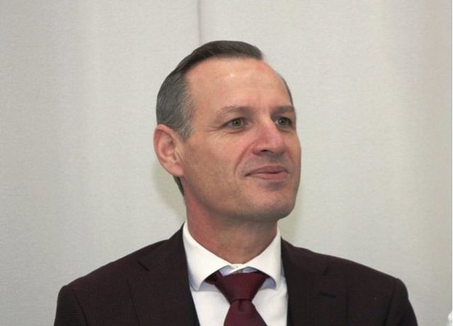 Agron Çela reagon pas largimit nga partia e Ilir Metës