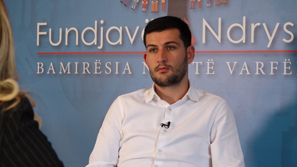 Babai i tij nga prokuror në pjesë e qeverisë! Arbër Hajdarit me vilë dhe fermë që 19 vjeç: Pastrim parash me “Fundjavë Ndryshe” Babai i tij nga prokuror në pjesë e qeverisë! Arbër Hajdarit me vilë dhe fermë që 19 vjeç: Pastrim parash me “Fundjavë Ndryshe”