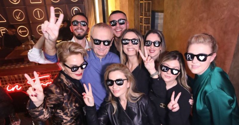 Syze me shkrimin “Rama ik”! Ilir dhe Monika “festojnë” ndryshe me pionerët e Enverit… LRI Syze me shkrimin “Rama ik”! Ilir dhe Monika “festojnë” ndryshe me pionerët e Enverit… LRI