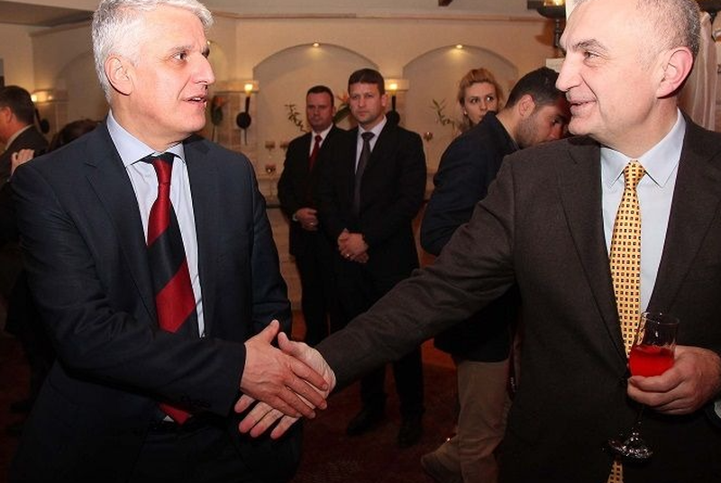 Analisti shpërthen ndaj Metës dhe Majkos: Duhet të jesh i luajtur mendsh t’ua dorëzosh vendin të paditurve Analisti shpërthen ndaj Metës dhe Majkos: Duhet të jesh i luajtur mendsh t’ua dorëzosh vendin të paditurve