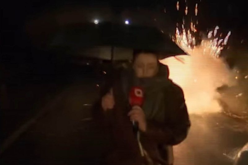 VIDEO/ Momente të frikshme, serbët hedhin mjet shpërthyes drejt gazetares VIDEO/ Momente të frikshme, serbët hedhin mjet shpërthyes drejt gazetares