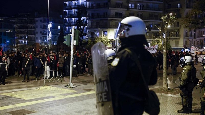 Protesta të dhunshme! Vrasja e 16-vjeçarit, mijëra persona përplasen me policinë në Greqi