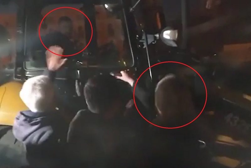 Vazhdojnë bëmat e “tritolistes” Kalaja! Sulmon eskavatoristin te sheshi i Teatrit: “Zbrit mo poshtë..do të nxjerr zvarrë (Video) Vazhdojnë bëmat e “tritolistes” Kalaja! Sulmon eskavatoristin te sheshi i Teatrit: “Zbrit mo poshtë..do të nxjerr zvarrë (Video)