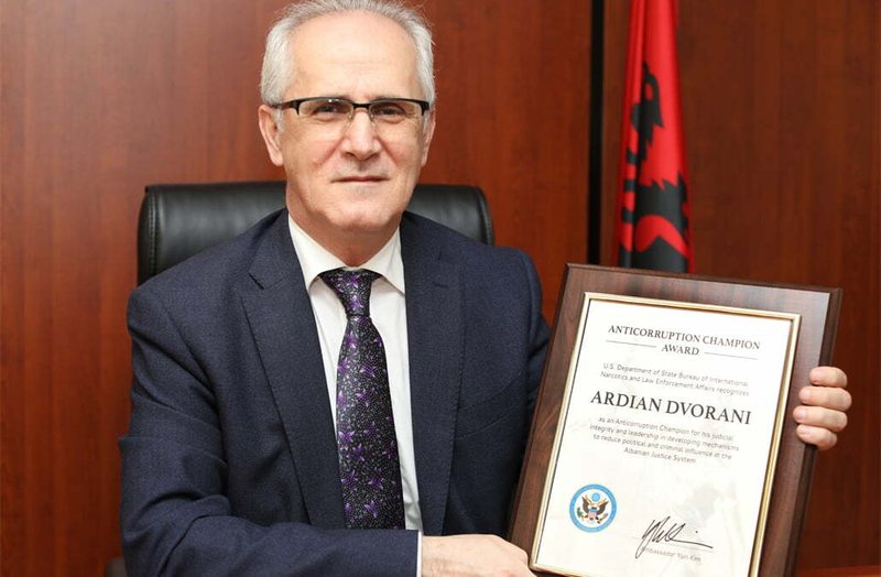 Vetëm 14 vota pro Ardian Dvoranit! Dashuria Rama-Berisha kap “zenitin”: Votat e socialistëve dhe foltoristëve rrëzojnë kampionin e antikorrupsionit të SHBA! Ja prapaskenat Vetëm 14 vota pro Ardian Dvoranit! Dashuria Rama-Berisha kap “zenitin”: Votat e socialistëve dhe foltoristëve rrëzojnë kampionin e antikorrupsionit të SHBA! Ja prapaskenat