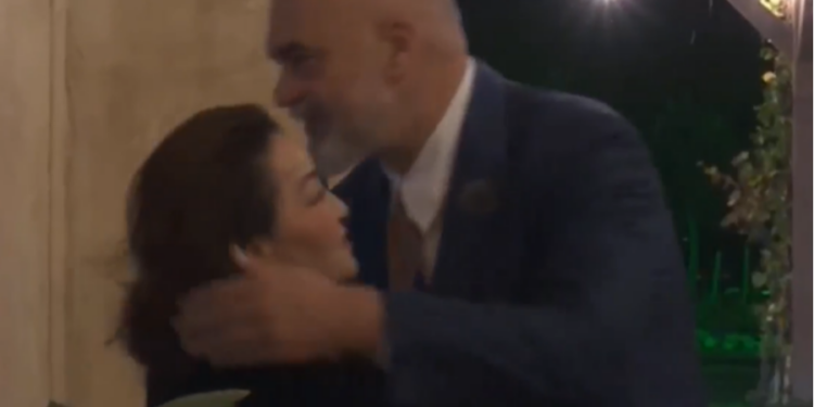 FOTOLAJM/ “Krisja” e ëndërruar e lehsave mediatik mes Ramës dhe Yuri Kim, dhe… përqafimi në pritjen për festat e fundvitit nga kryeministri FOTOLAJM/ “Krisja” e ëndërruar e lehsave mediatik mes Ramës dhe Yuri Kim, dhe… përqafimi në pritjen për festat e fundvitit nga kryeministri