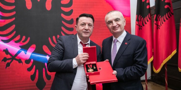 Projektligji: Hapet rruga për heqjen e dekoratave e titujve të nderit personave që s’e meritojnë! “Shpëtojnë” restorantet e “Baftjari” nga këmborët e dhuruar nga faqjae zezë e Presidencës Meta Metaj Projektligji: Hapet rruga për heqjen e dekoratave e titujve të nderit personave që s’e meritojnë! “Shpëtojnë” restorantet e “Baftjari” nga këmborët e dhuruar nga faqjae zezë e Presidencës Meta Metaj