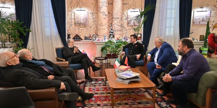 Veliaj i dhuroi Kullën e Sahatit, Romano Prodi: Keni gjithë mirënjohjen dhe respektin e qytetit tonë Veliaj i dhuroi Kullën e Sahatit, Romano Prodi: Keni gjithë mirënjohjen dhe respektin e qytetit tonë