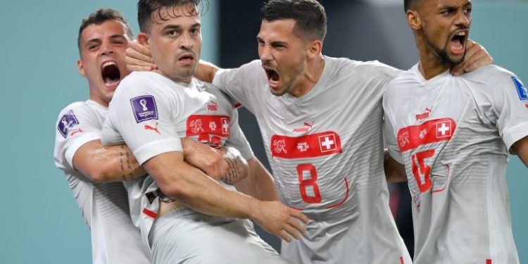 Shaqiri dhe Xhaka i tregojnë vendin: Serbia del me bisht ndër shalë sërish, kualifikohet Zvicra Shaqiri dhe Xhaka i tregojnë vendin: Serbia del me bisht ndër shalë sërish, kualifikohet Zvicra