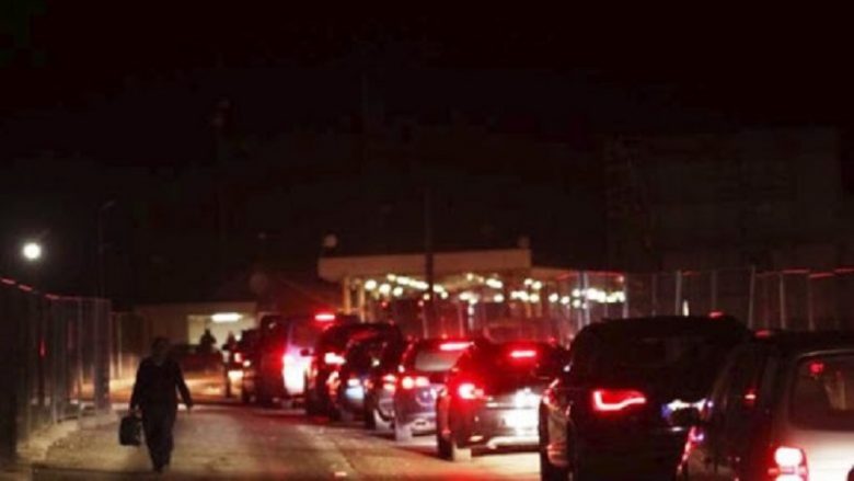 Ministria e Jashtme e Kosovës: Grupet kriminale bllokuan pikën kufitare në Merdarë Ministria e Jashtme e Kosovës: Grupet kriminale bllokuan pikën kufitare në Merdarë