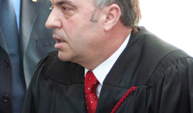 A u helmua Xhevat Hana?! Gati 10-vjet pas vdekjes së Prokurorit të dosjeve “të nxehta”, familja kërkon drejtësi A u helmua Xhevat Hana?! Gati 10-vjet pas vdekjes së Prokurorit të dosjeve “të nxehta”, familja kërkon drejtësi